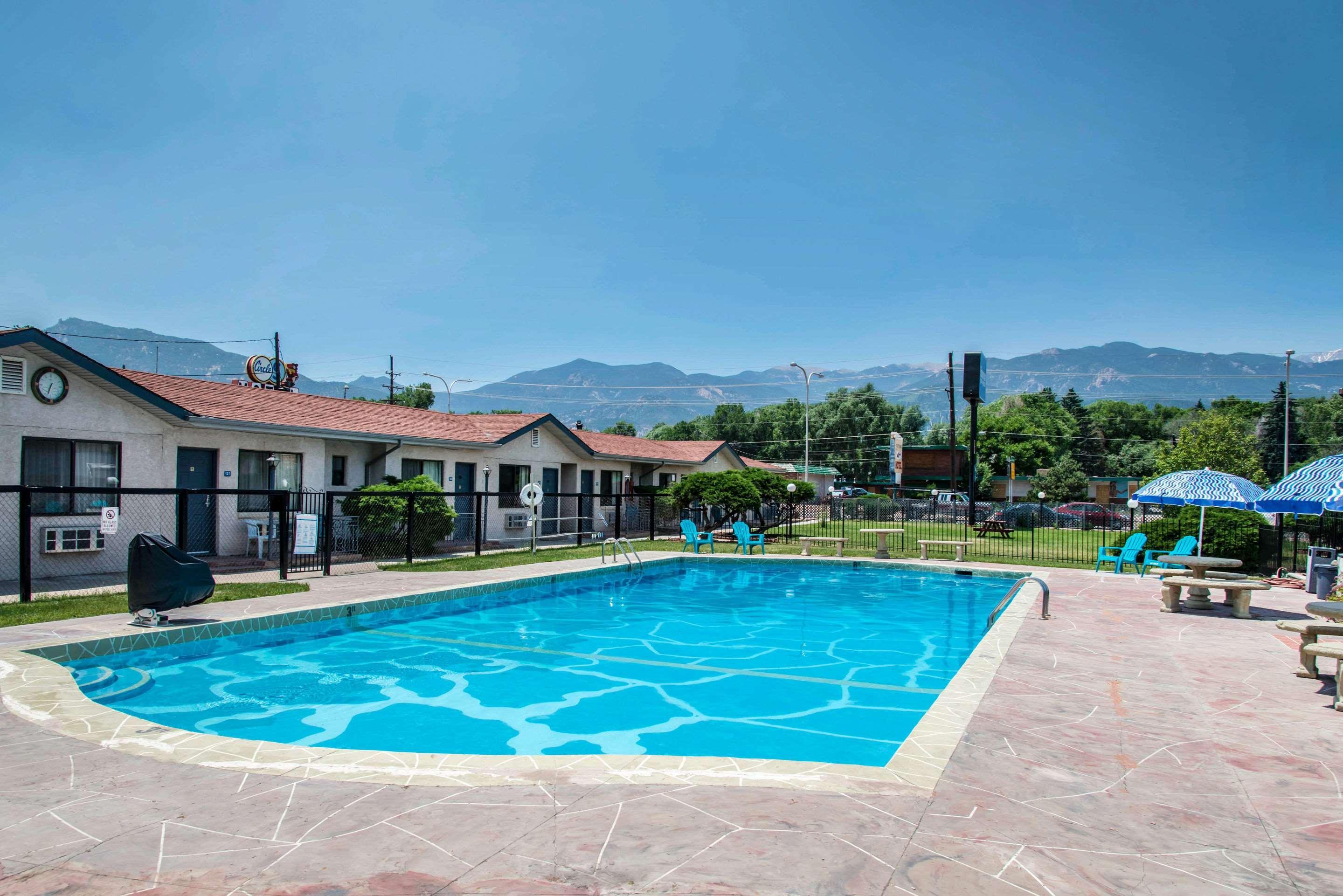 Rodeway Inn & Suites Colorado Springs Exterior foto